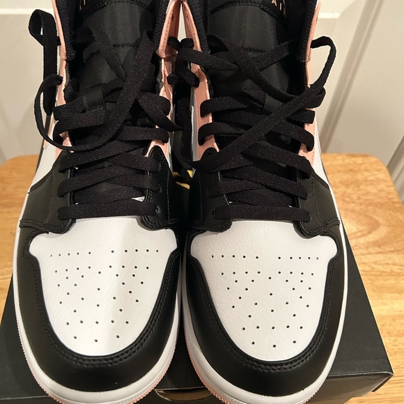 The Air Jordan 1 Mid 'Crimson Tint' - Picture 3 of 7